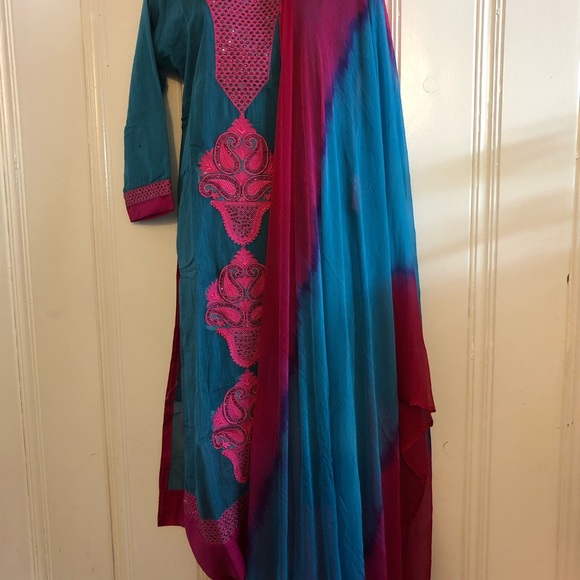 Salwar Kameez - Picture 1 of 7